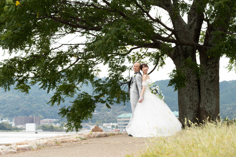 びわ湖をバックにキュートなお二人