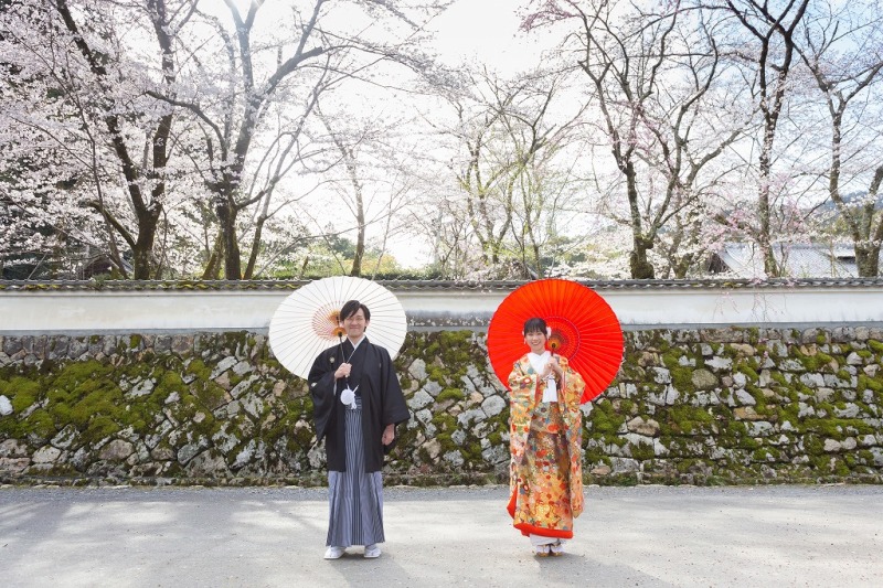 歴史ある三井寺の石壁をバックに