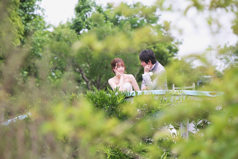 さりげなく自然なポーズで…