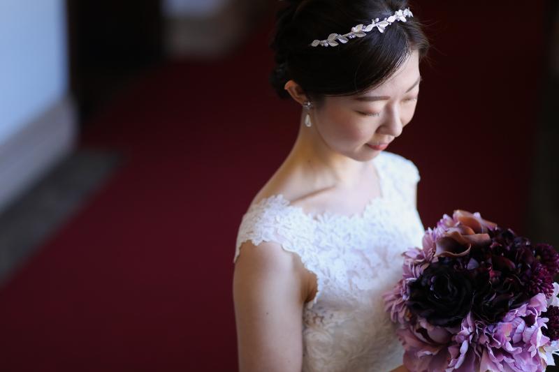 ウエディングドレスにパープルのブーケが素敵です