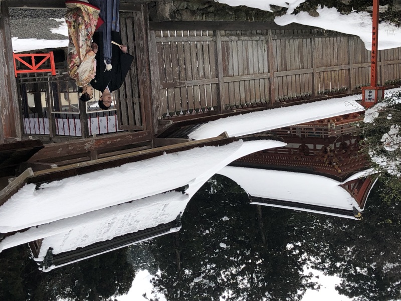 屋根に残る雪がロマンティック…