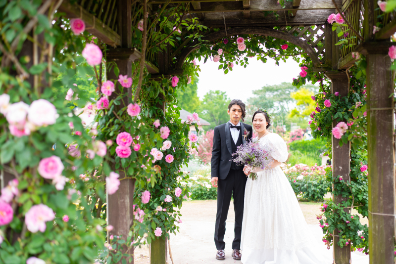 見渡す限りの薔薇がお二人を包みこんでいます