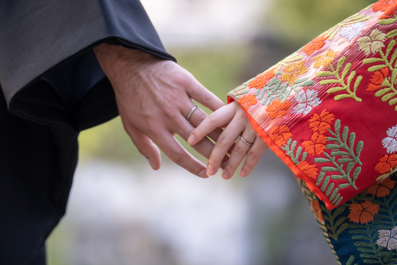 お二人のさりげない仕草が絵になります