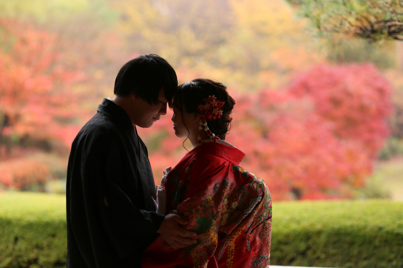 紅葉をバックにシルエットがロマンチック