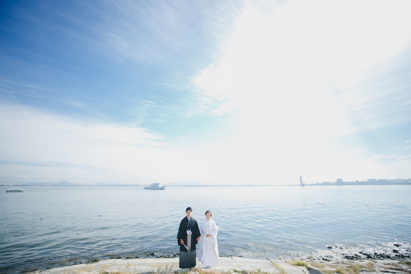 琵琶湖をバックに