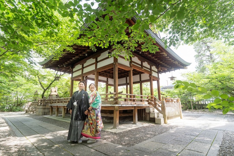 舞殿をバックに撮影