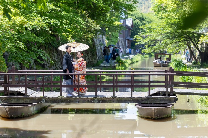 八幡堀のメインの風情ある橋の上で