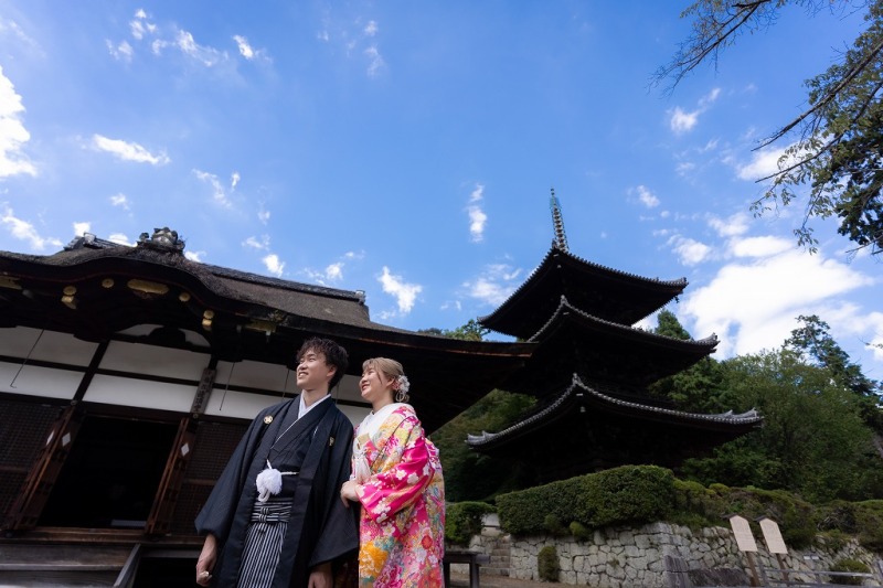 三重の塔をバックに撮影です