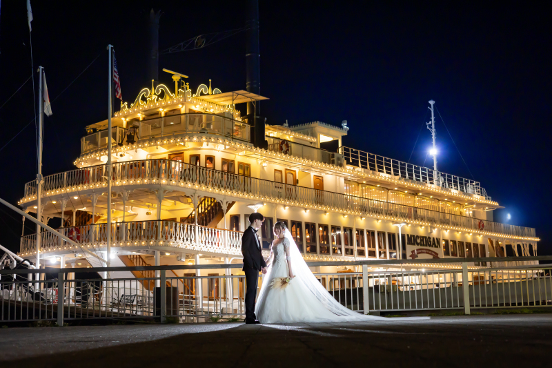 湖上に浮かぶライトアップされた船を独占