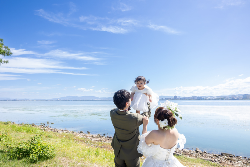 ドレスを着て家族とフォト撮影ができるプランです♪ウエディングドレスorカラードレスでお選びいただけます