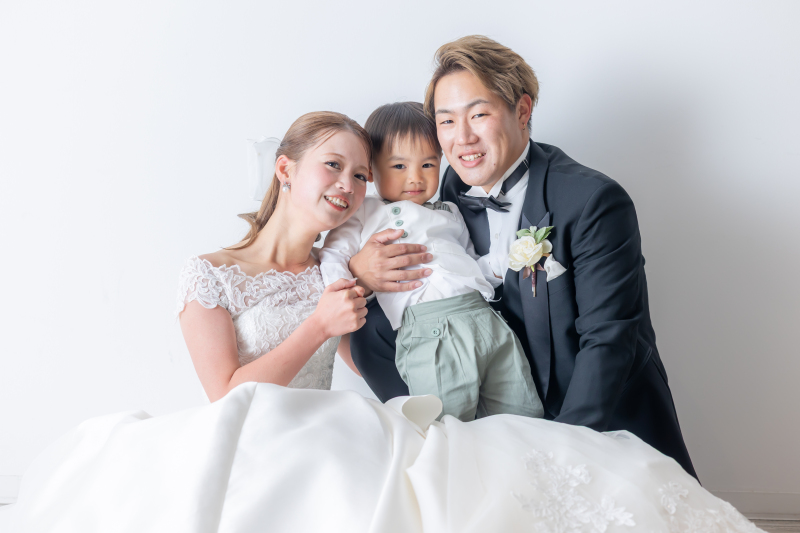 ドレスを着て家族とフォト撮影ができるプランです♪ウエディングドレスorカラードレスでお選びいただけます