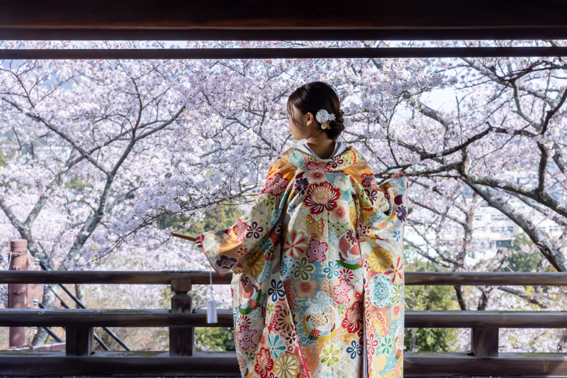 【多彩なドレスの品ぞろえ】ドレス・和装着用提携先の衣裳ショップには『Kiyoko Hata』『ISAMU MORITA』など