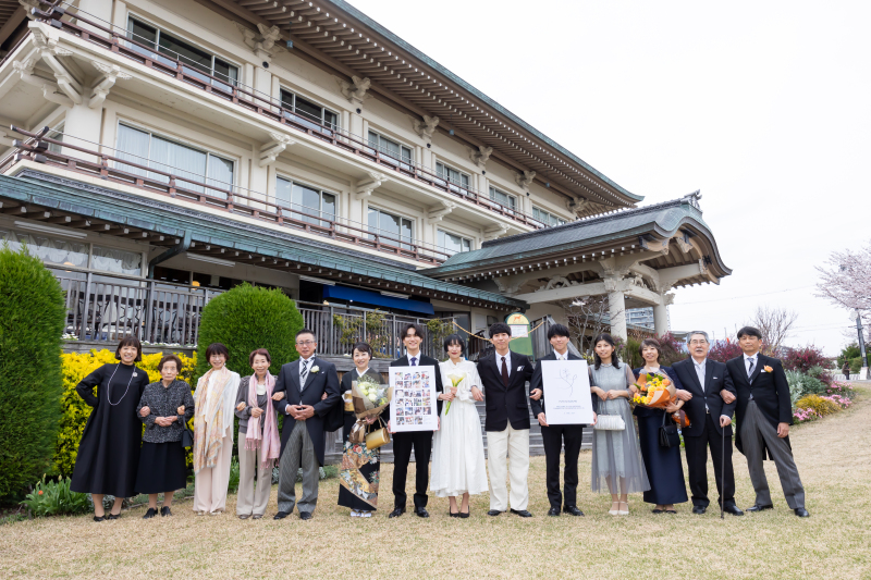 ドレスを着て家族とフォト撮影ができるプランです♪ウエディングドレスorカラードレスでお選びいただけます