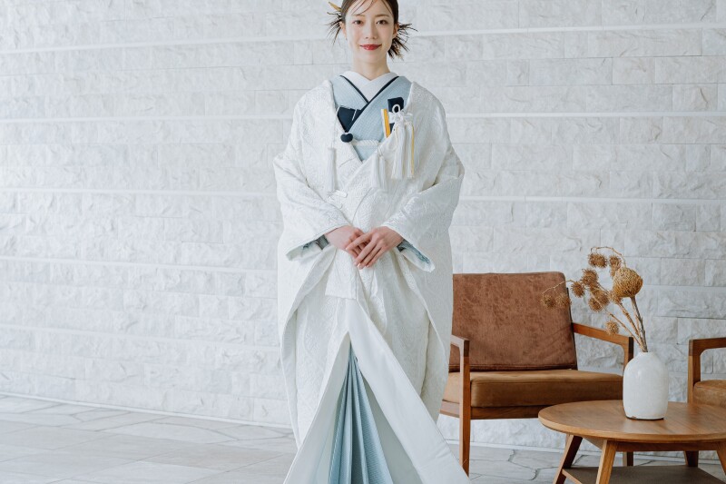 白無垢はそのまま・・赤・ブルー・くすみカラーであなた色の写真を!一気に”今っぽく”また”私らしい”で世界にひとつの白無垢フォト