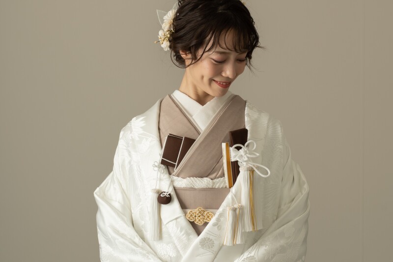 白無垢はそのまま・・赤・ブルー・くすみカラーであなた色の写真を!一気に”今っぽく”また”私らしい”で世界にひとつの白無垢フォト