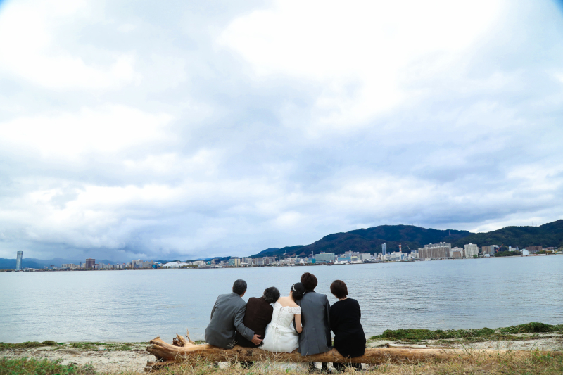 ドレスを着て家族とフォト撮影ができるプランです♪ウエディングドレスorカラードレスでお選びいただけます