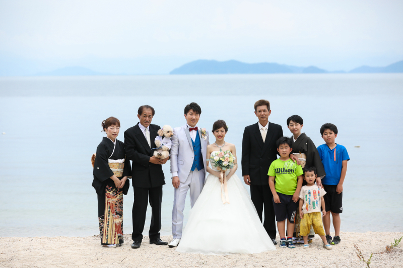 ドレスを着て家族とフォト撮影ができるプランです♪ウエディングドレスorカラードレスでお選びいただけます