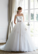 ピンクの刺繍入りドレス　