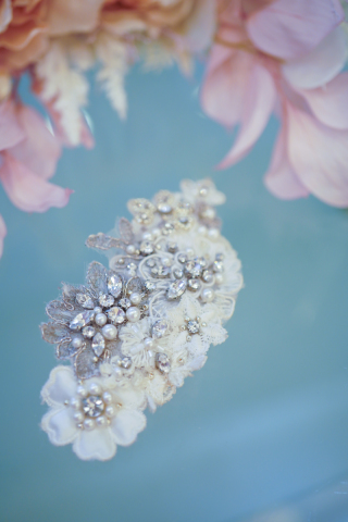 ホワイト×シルバーフラワーボンネ