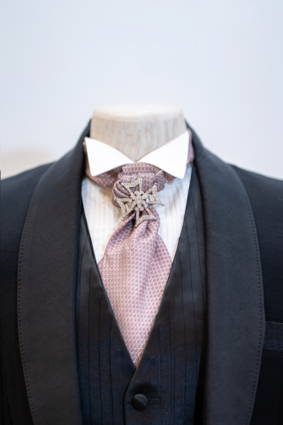 ピンクビジューネクタイ