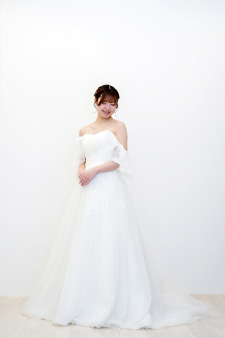 ひらひらショルダー付きドレス