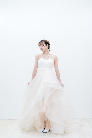 ピンクベージュフリルドレス