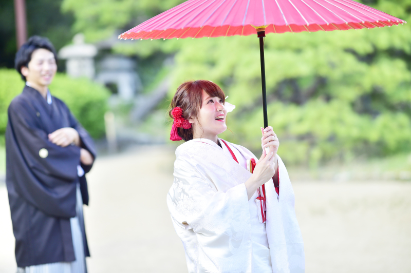 白無垢に赤ふちの掛下を纏って。