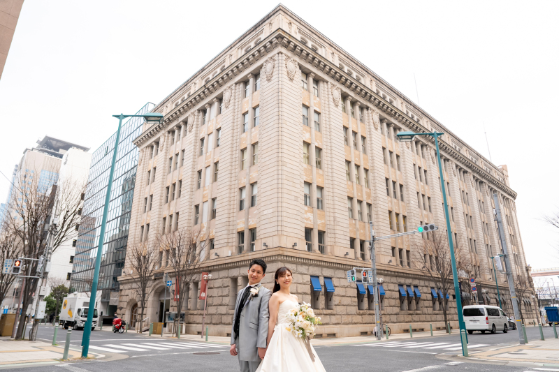 おしゃれな建物を背景に◎