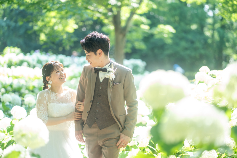 白の紫陽花に囲まれながら♡