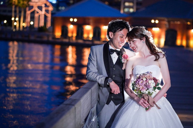 寄り添いあったお二人の幸せそうな笑顔♡