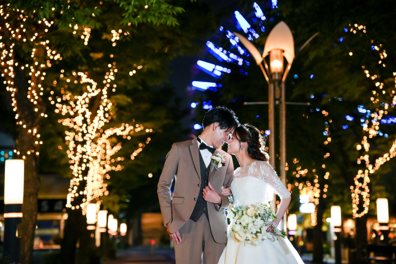 寄り添いあったお二人の幸せそうな笑顔♡