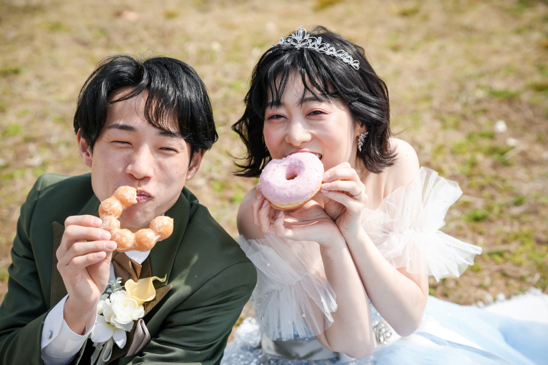 ドーナツを頬張るお二人♡