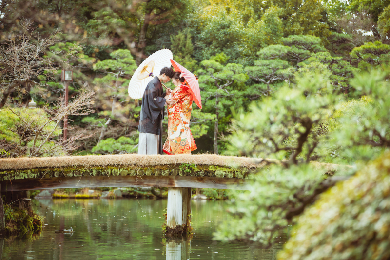 緑に囲まれたお二人♡素敵なショットですね♡