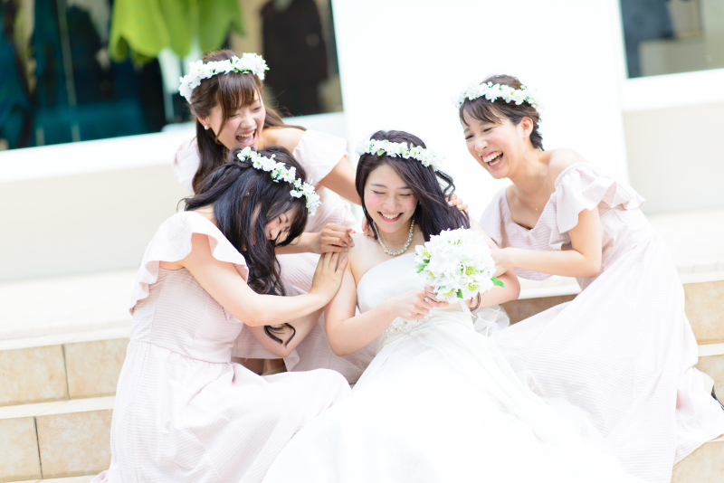 仲良し女の子友たちと独身最後の記念写真。