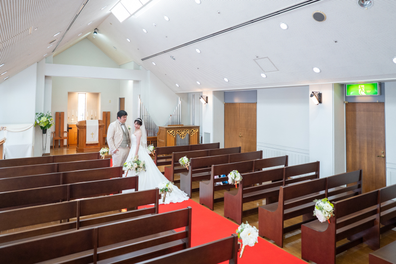 赤いバージンロードで二人で決めポーズ☆