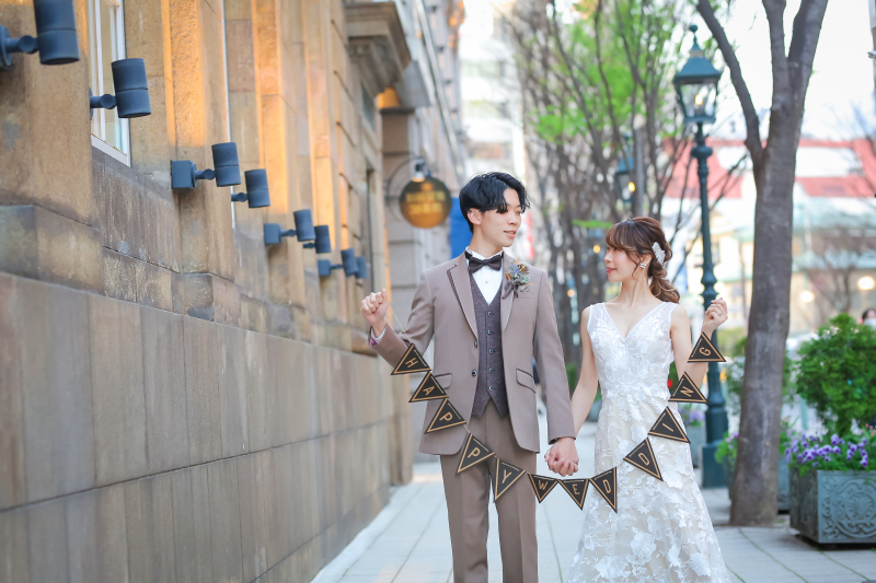 手を繋いで自然な表情でとっても楽しそう…♡