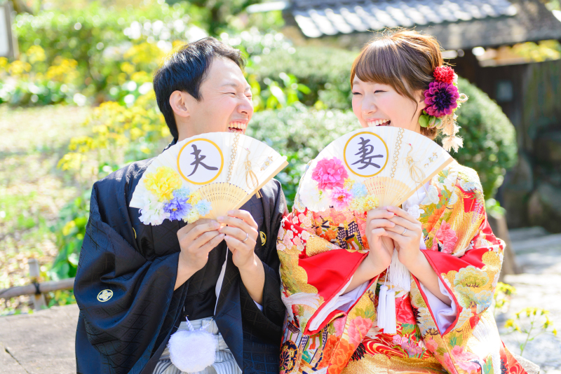 「夫」「妻」の扇子を持って。