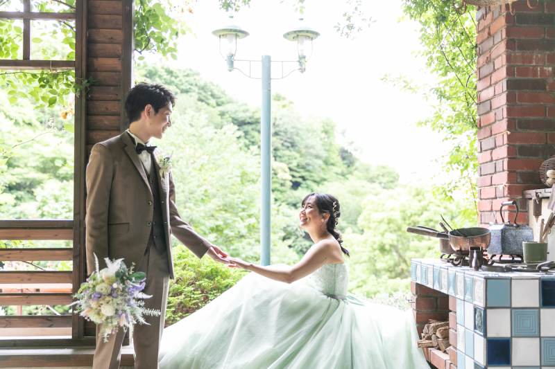 手を差し伸べる新郎様☆*:.