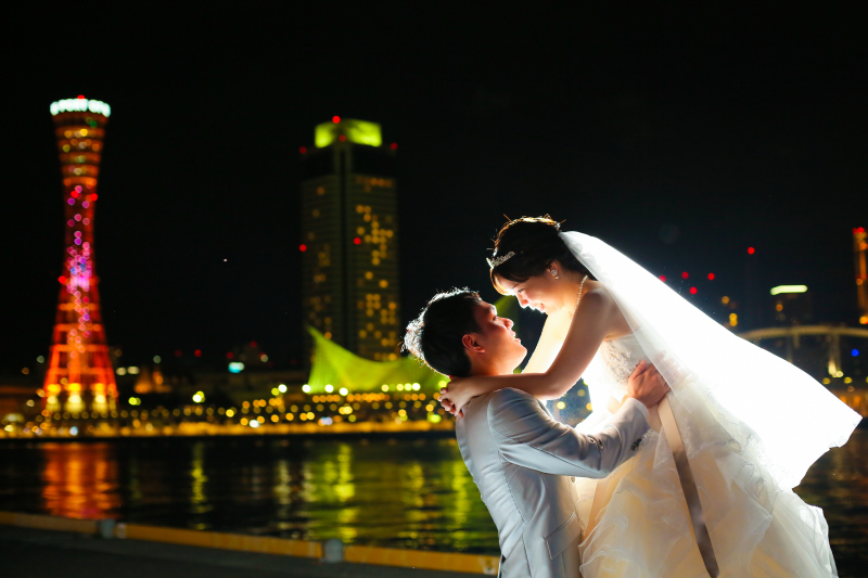 神戸の夜景をバックに
