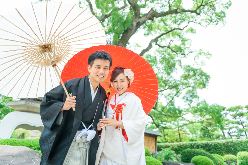 白無垢に赤ふちの掛下を纏って。