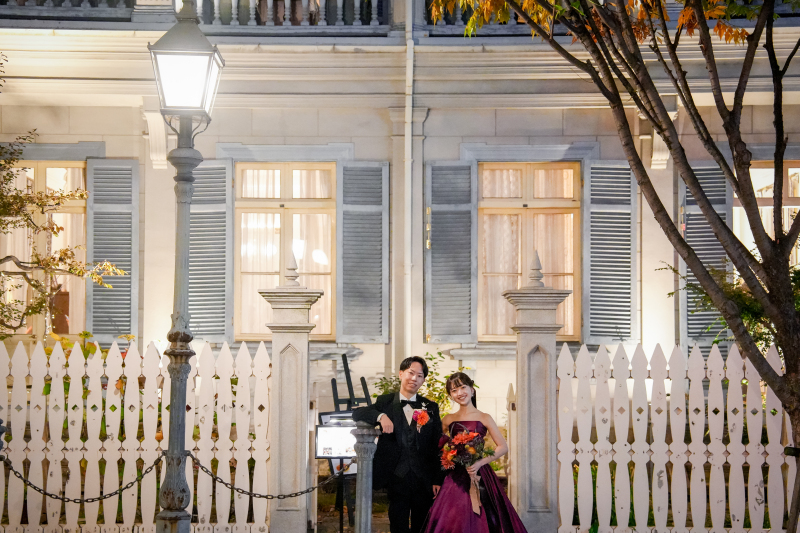 お洒落な建物を背景にキメキメスマイル！