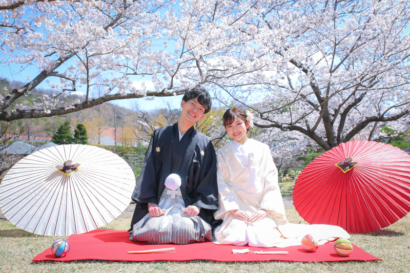 背景の桜もお二人もとっても素敵です♡