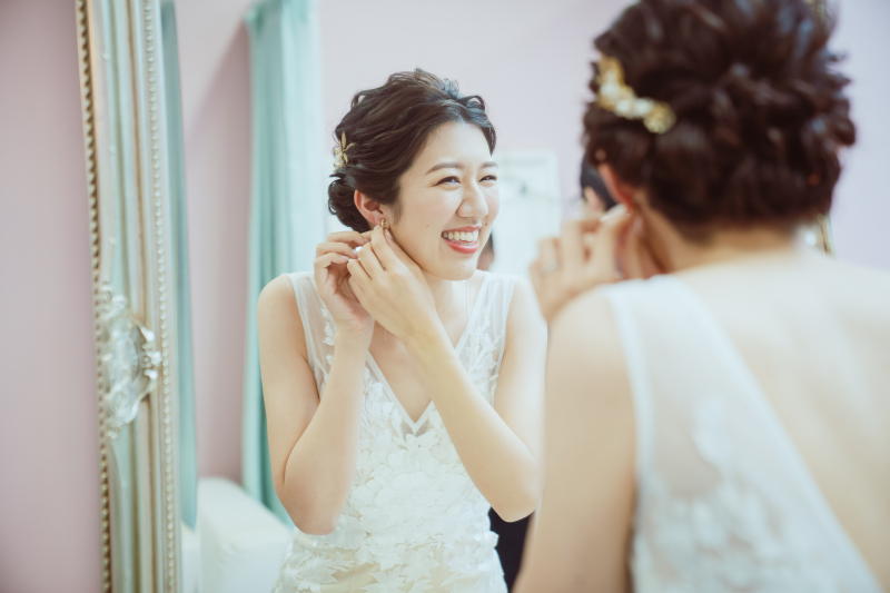 続いて、洋装の撮影に向けて準備中…