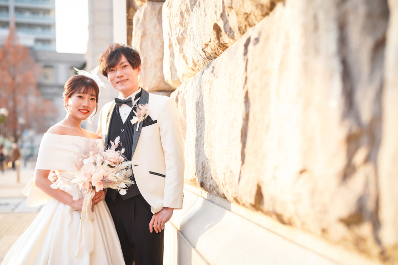 お洒落な壁で寄り添いショット♡