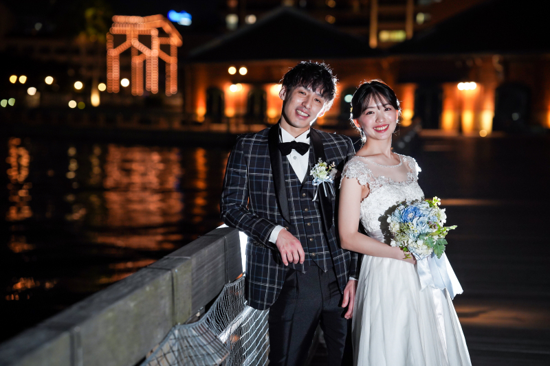 寄り添いあったお二人の幸せそうな笑顔♡