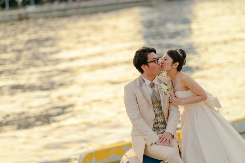 新婦から新郎へほっぺにフレンチKissのご愛嬌♪