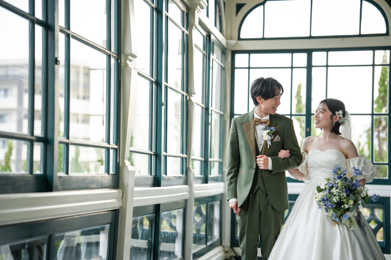 寄り添いあったお二人の幸せそうな笑顔♡