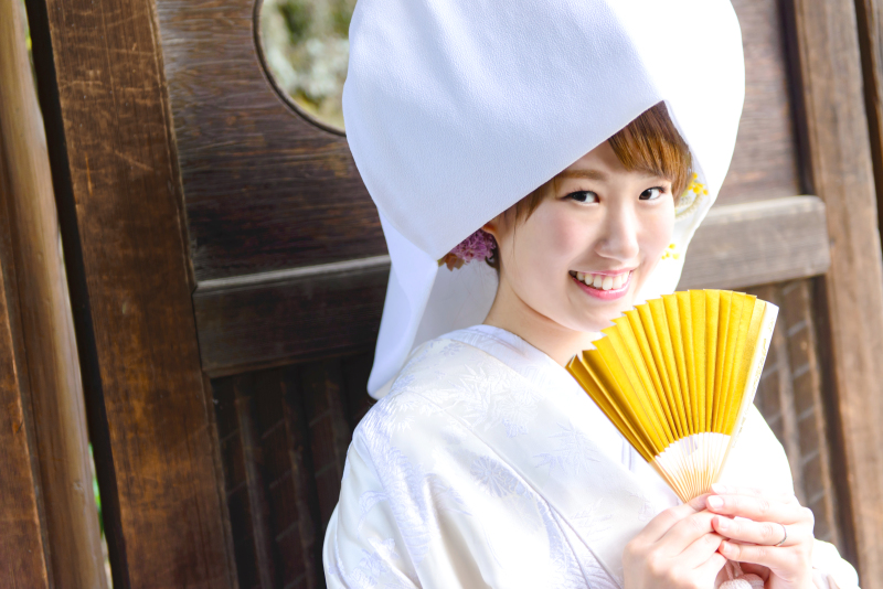 伝統的な綿帽子を装着。