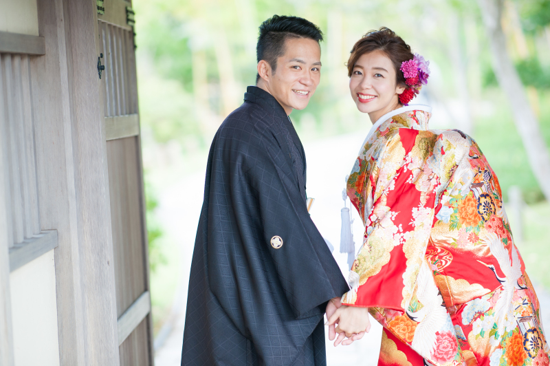 綺麗な赤色の色打掛を纏って。