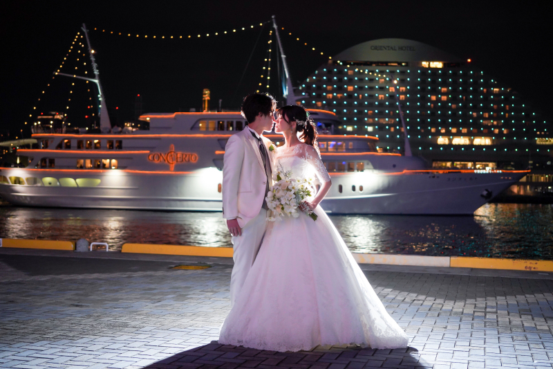 大きな船を背景に寄り添いあったお二人♡